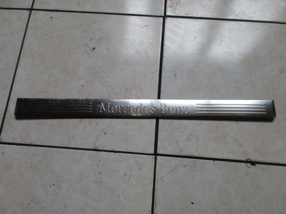 Накладка порога внутренняя MERCEDES-BENZ E-класс W212/S212/C207/A207 (2009 - 2013) фото 1 — Разборка Мерседес