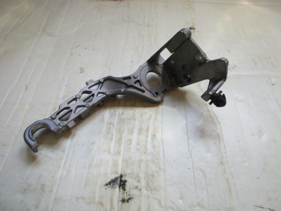 Кронштейн корпуса воздушного фильтра MERCEDES-BENZ C-класс W205/S205/C205/A205 (2014 - 2018) фото 1 — Разборка Мерседес