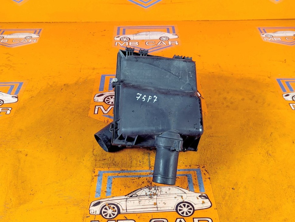 Корпус воздушного фильтра MERCEDES-BENZ V-класс W638/W639 (1996 - 2003) V 220 2.1 D AT (122 л.с.) фото 1 &mdash; Разборка Мерседес