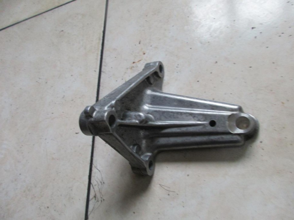 Кронштейн обводного ролика MERCEDES-BENZ E-класс W212/S212/C207/A207 (2009 - 2013) фото 1 — Разборка Мерседес