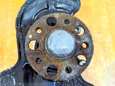 Кулак поворотный передний левый MERCEDES-BENZ C-класс W204/S204/С204 рестайлинг (2011 - 2015) — Разборка Мерседес