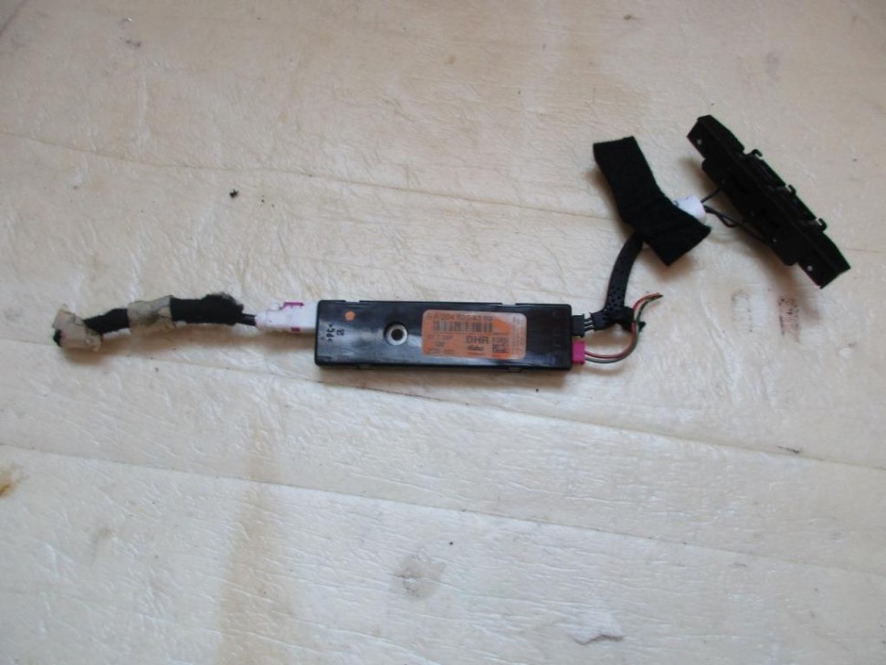 Усилитель антенны MERCEDES-BENZ C-класс W204/S204 (2006 - 2011) фото 1 — Разборка Мерседес