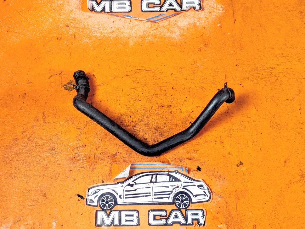 Патрубок ОЖ MERCEDES-BENZ CLA-класс C117/X117 (2013 - 2016) фото 1 &mdash; Разборка Мерседес
