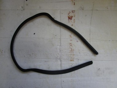 Уплотнитель капота MERCEDES-BENZ E-класс W124/S124/C124/A124 (1984 - 1997) — Разборка Мерседес