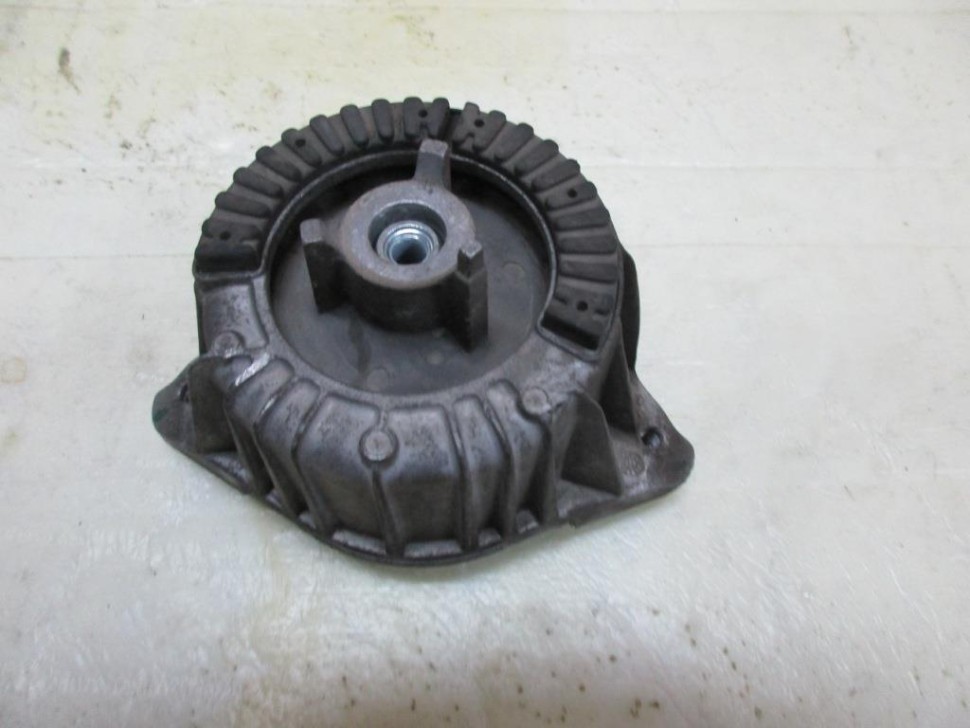 Опора двигателя MERCEDES-BENZ C-класс W204/S204/С204 рестайлинг (2011 - 2015) фото 1 — Разборка Мерседес