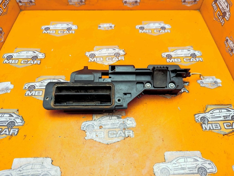 Ручка открытия багажника MERCEDES-BENZ M-класс W163 рестайлинг (2001 - 2005) ML 270 CDI 2.7 4MATIC AT (163 л.с.) фото 1 &mdash; Разборка Мерседес