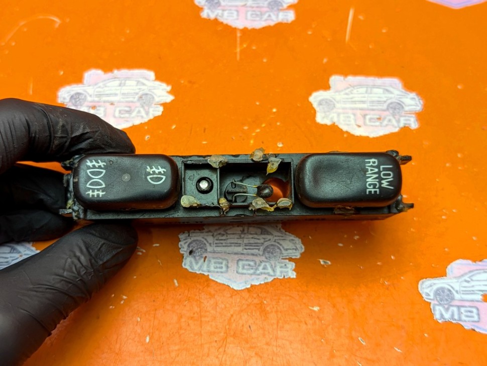 Кнопка блокировки мостов MERCEDES-BENZ M-класс W163 (1997 - 2001) фото 1 &mdash; Разборка Мерседес