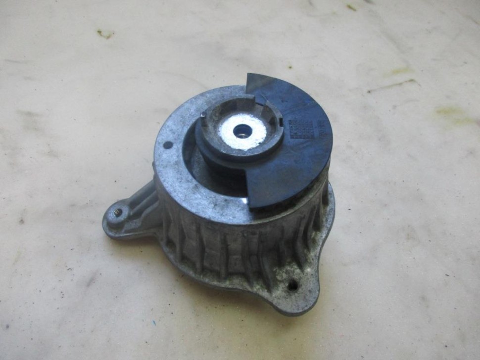 Опора двигателя MERCEDES-BENZ C-класс W205/S205/C205/A205 (2014 - 2018) фото 1 — Разборка Мерседес