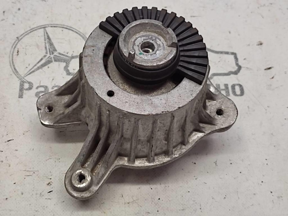 Опора двигателя MERCEDES-BENZ C-класс W205/S205/C205/A205 рестайлинг (2018 - 2023) фото 1 — Разборка Мерседес