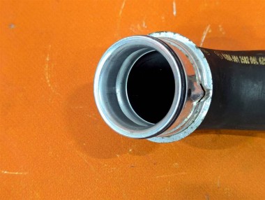 Патрубок радиатора MERCEDES-BENZ C-класс W204/S204 (2006 - 2011) — Разборка Мерседес