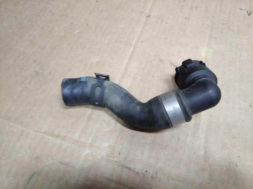 Патрубок ОЖ MERCEDES-BENZ CLA-класс C117/X117 (2013 - 2016) фото 1 — Разборка Мерседес