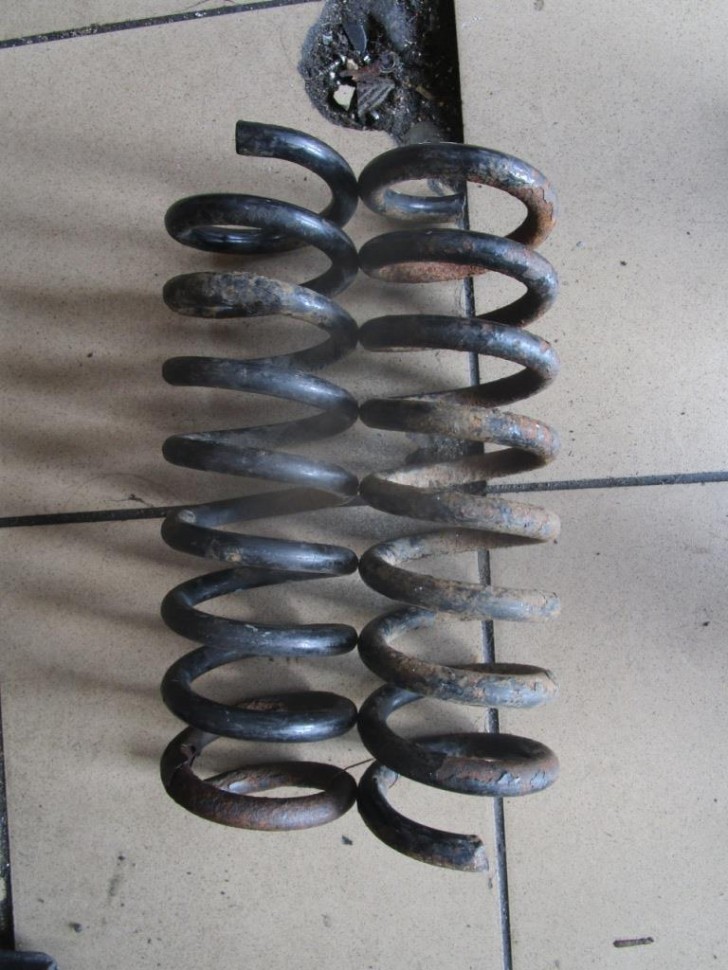 Пружина задняя MERCEDES-BENZ C-класс W203/S203/CL203 (2000 - 2004) фото 1 — Разборка Мерседес