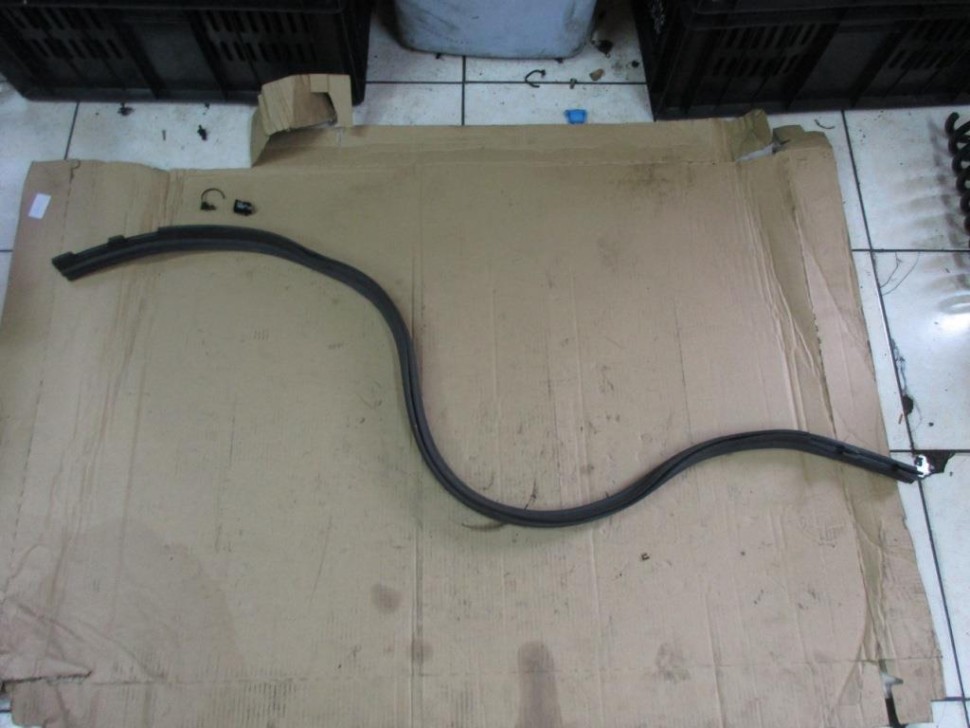 Уплотнитель моторного отсека MERCEDES-BENZ S-класс W220 рестайлинг (2002 - 2005) фото 1 — Разборка Мерседес