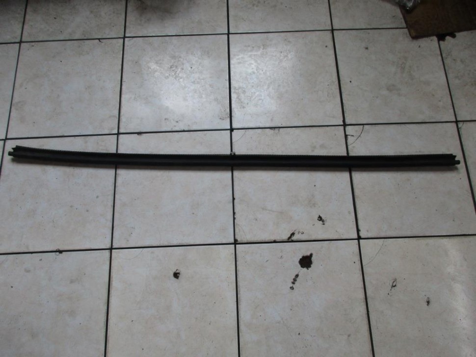 Уплотнитель капота MERCEDES-BENZ M-класс W163 рестайлинг (2001 - 2005) фото 1 — Разборка Мерседес