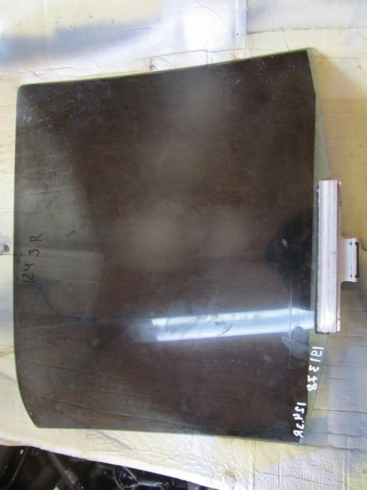 Стекло заднее правое MERCEDES-BENZ W124 W124/S124/C124/A124 (1984 - 1993) фото 1 — Разборка Мерседес