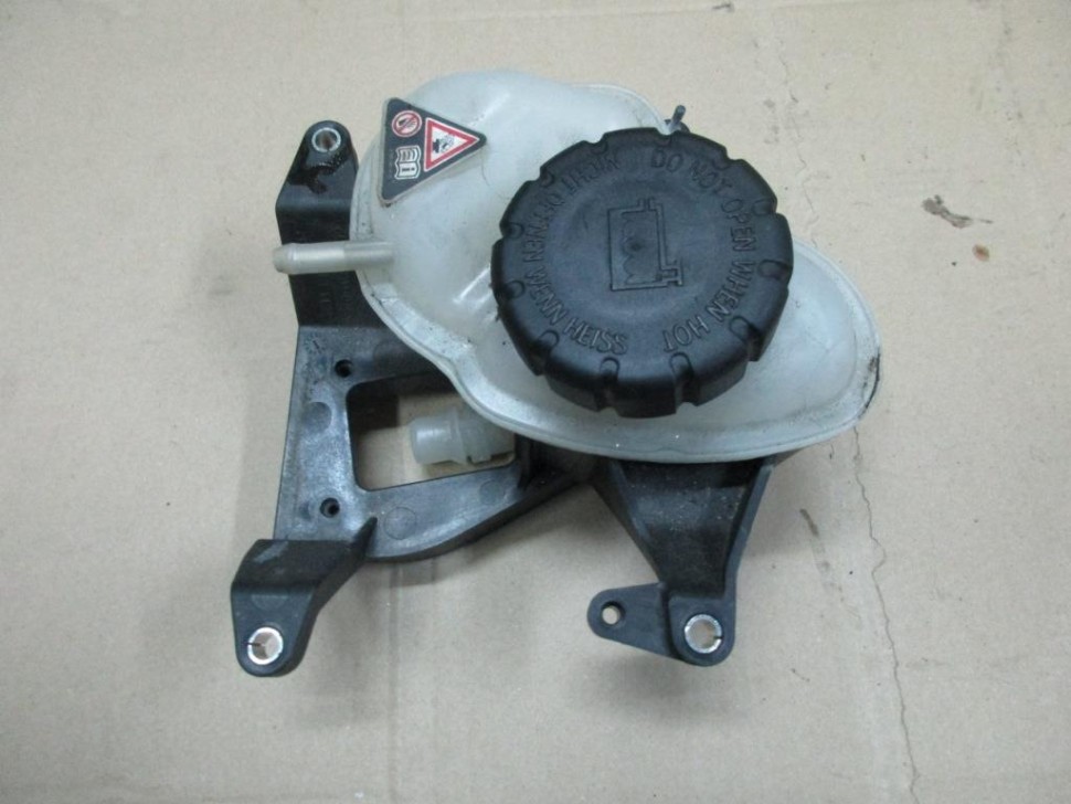 Бачок расширительный MERCEDES-BENZ S-класс W222/C217/A217 (2013 - 2017) фото 1 — Разборка Мерседес