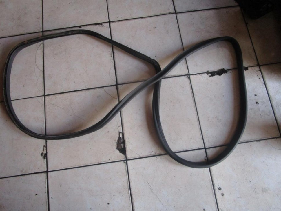 Уплотнитель крышки багажника MERCEDES-BENZ E-класс W211/S211 (2002 - 2006) фото 1 — Разборка Мерседес