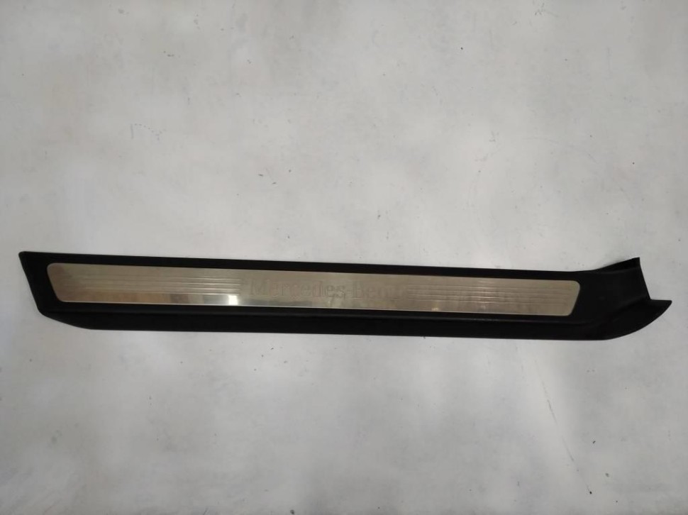 Накладка порога внутренняя MERCEDES-BENZ E-класс W212/S212/C207/A207 (2009 - 2013) фото 1 — Разборка Мерседес