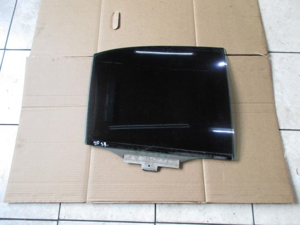 Стекло заднее правое MERCEDES-BENZ E-класс W210/S210 (1995 - 1999) фото 1 — Разборка Мерседес