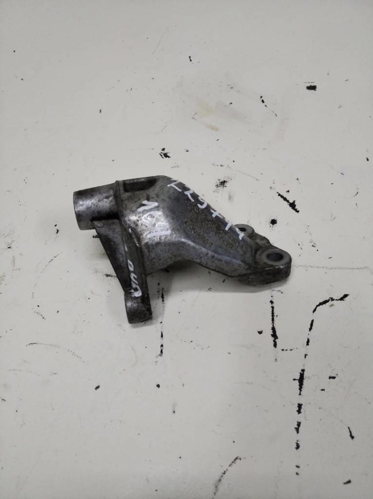 Кронштейн обводного ролика MERCEDES-BENZ M-класс W164 (2005 - 2008) фото 1 — Разборка Мерседес