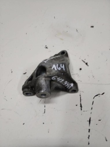 Кронштейн обводного ролика MERCEDES-BENZ M-класс W164 (2005 - 2008) — Разборка Мерседес