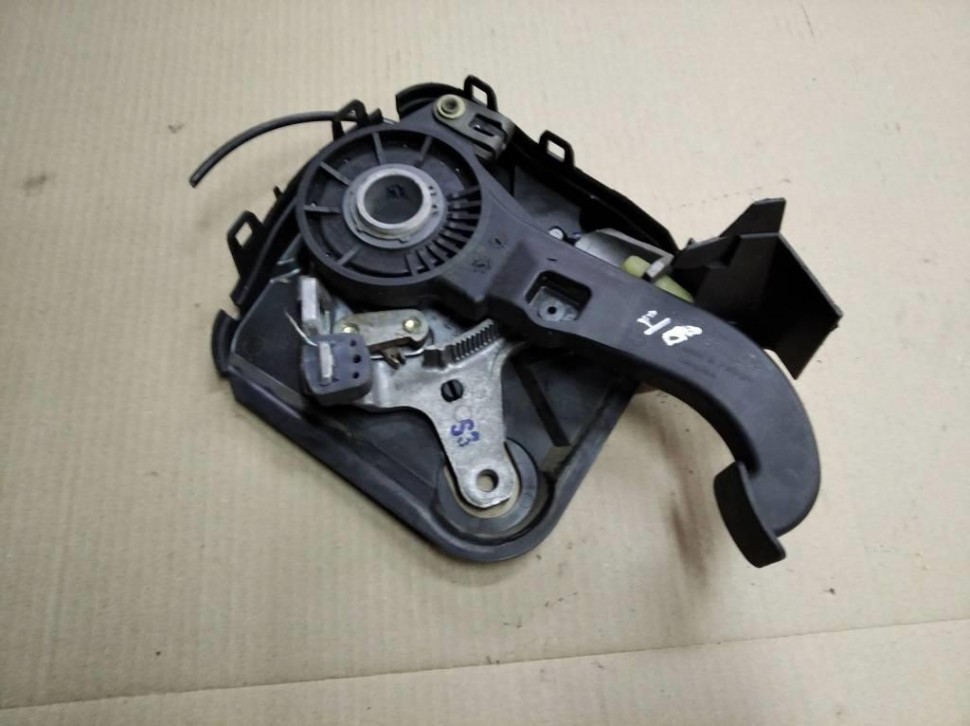 Педаль ручника MERCEDES-BENZ C-класс W203/S203/CL203 рестайлинг (2004 - 2008) фото 1 — Разборка Мерседес