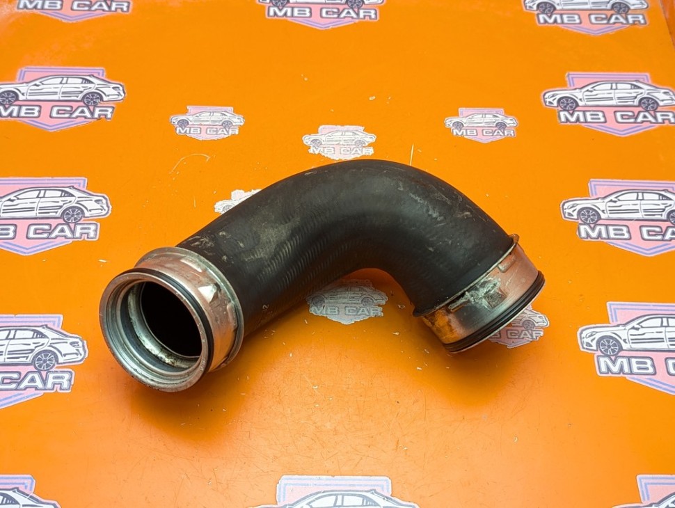 Патрубок интеркулера MERCEDES-BENZ C-класс W203/S203/CL203 рестайлинг (2004 - 2008) фото 1 &mdash; Разборка Мерседес