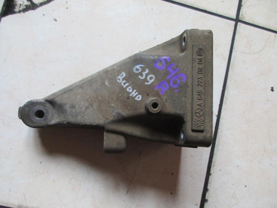 Лапа правая MERCEDES-BENZ Vito W639 (2003 - 2010) фото 1 — Разборка Мерседес