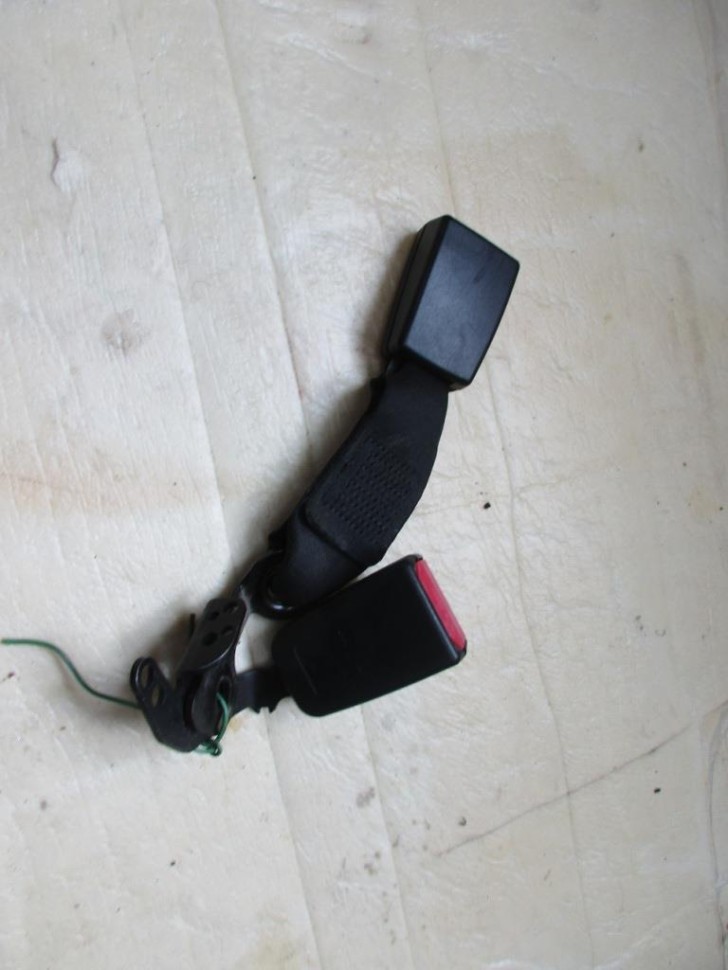 Замок ремня безопасности MERCEDES-BENZ C-класс W204/S204 (2006 - 2011) фото 1 — Разборка Мерседес