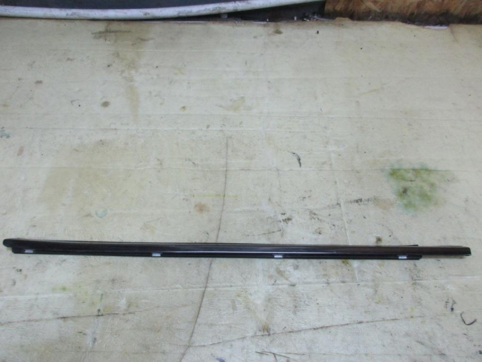 Молдинг стекла двери MERCEDES-BENZ E-класс W210/S210 (1995 - 1999) фото 1 — Разборка Мерседес