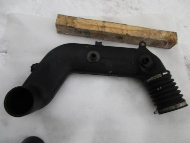 Патрубок впускной MERCEDES-BENZ W124 W124/S124/C124/A124 (1984 - 1993) — Разборка Мерседес