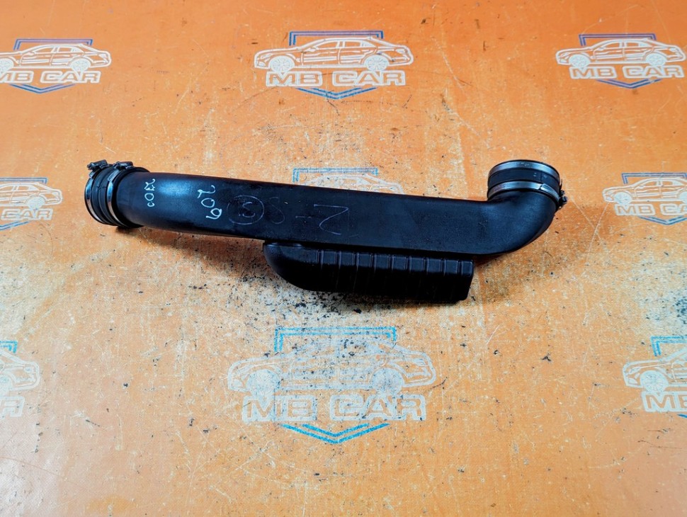 Патрубок впускного коллектора MERCEDES-BENZ C-класс W202/S202 рестайлинг (1997 - 2001) фото 1 — Разборка Мерседес