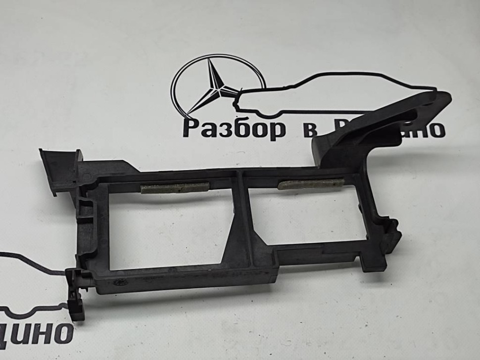 Кронштейн блока предохранителей MERCEDES-BENZ M-класс W164 (2005 - 2008) фото 1 — Разборка Мерседес