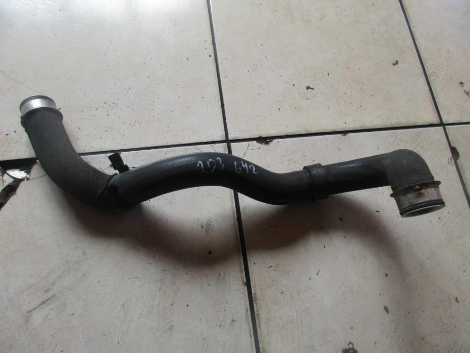 Патрубок радиатора MERCEDES-BENZ C-класс W203/S203/CL203 рестайлинг (2004 - 2008) фото 1 — Разборка Мерседес