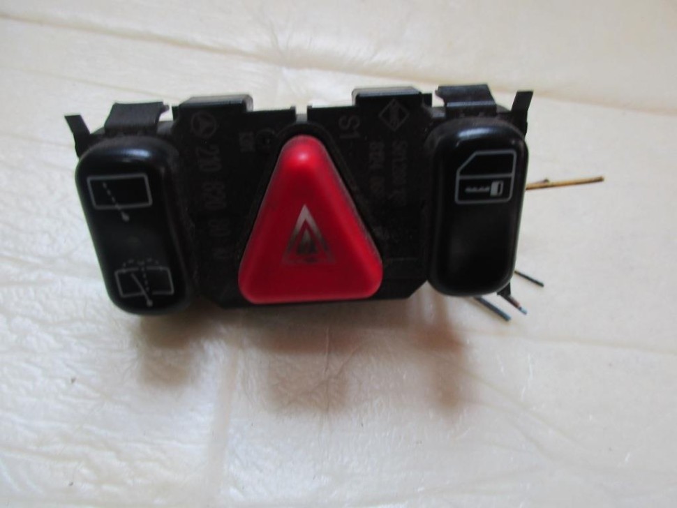 Кнопка аварийной сигнализации MERCEDES-BENZ E-класс W210/S210 (1995 - 1999) фото 1 — Разборка Мерседес