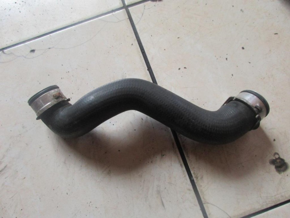 Патрубок радиатора MERCEDES-BENZ C-класс W203/S203/CL203 рестайлинг (2004 - 2008) фото 1 — Разборка Мерседес