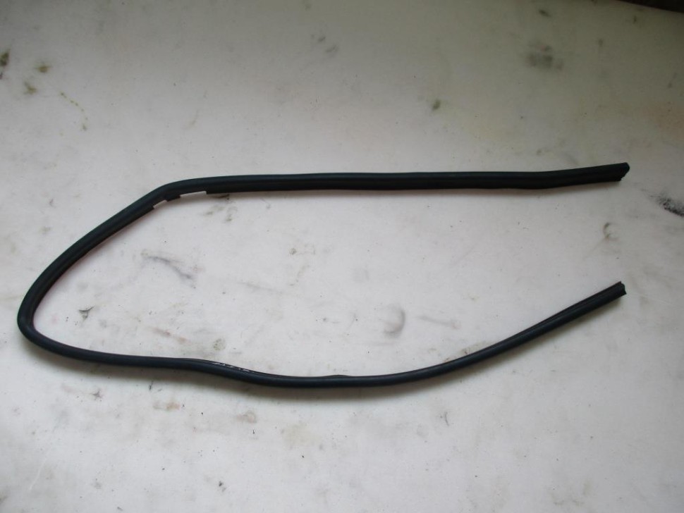 Уплотнитель капота MERCEDES-BENZ C-класс W205/S205/C205/A205 (2014 - 2018) фото 1 — Разборка Мерседес