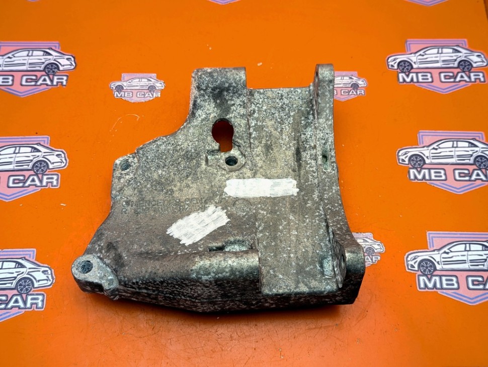 Кронштейн генератора MERCEDES-BENZ S-класс W140 (1991 - 1998) фото 1 — Разборка Мерседес