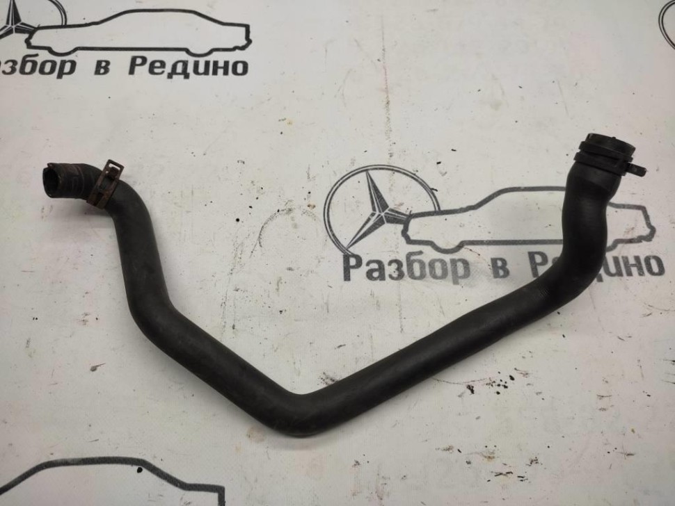 Патрубок ОЖ MERCEDES-BENZ A-класс AMG W176 (2013 - 2015) фото 1 — Разборка Мерседес