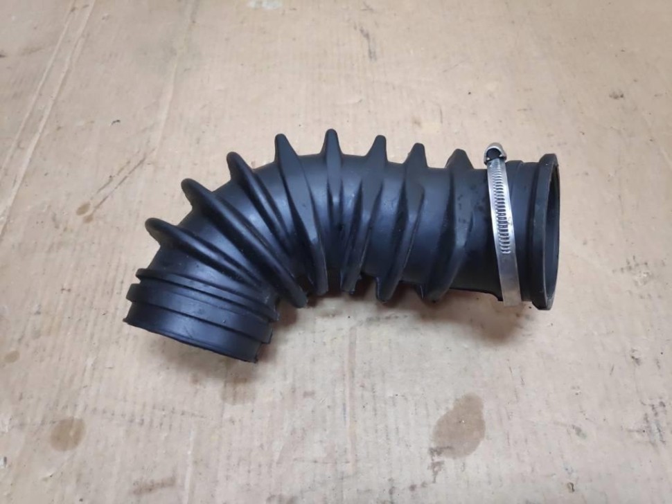 Патрубок воздушный MERCEDES-BENZ E-класс W124/S124/C124/A124 (1984 - 1997) фото 1 — Разборка Мерседес