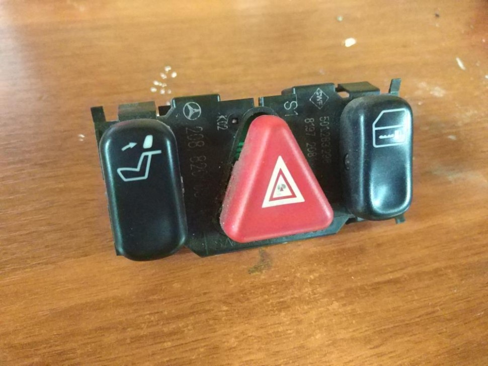 Кнопка аварийной сигнализации MERCEDES-BENZ CLA-класс C117/X117 (2013 - 2016) фото 1 — Разборка Мерседес