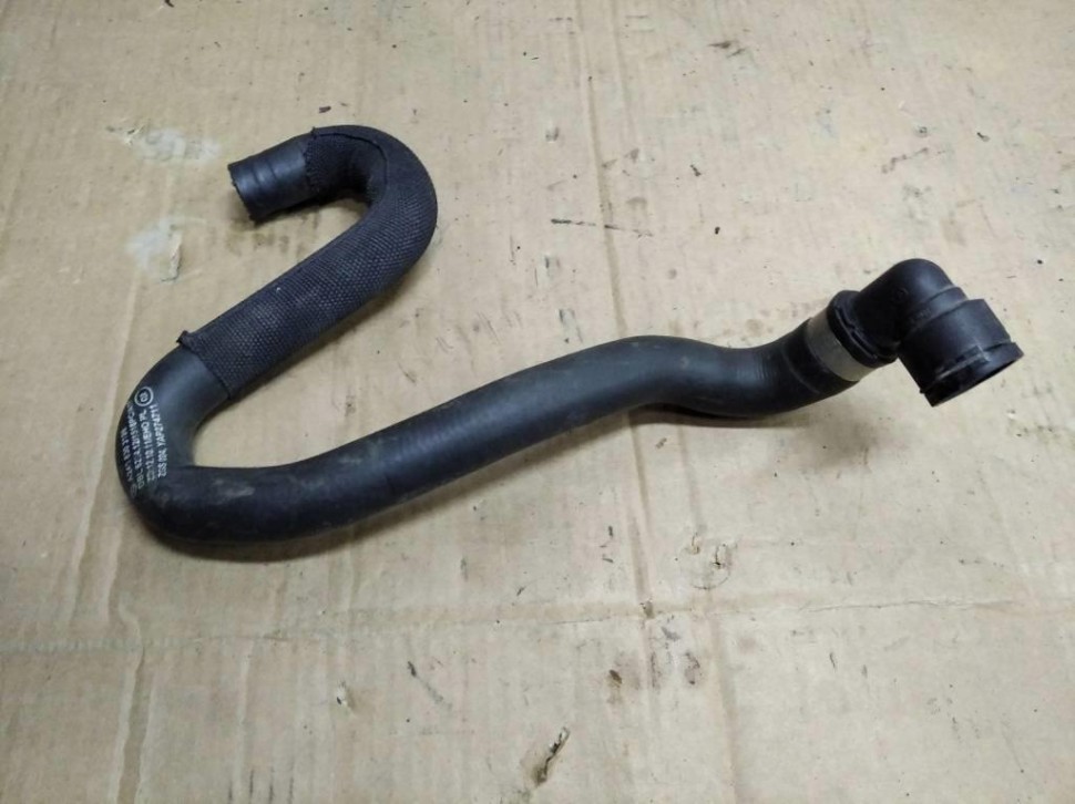 Патрубок ОЖ MERCEDES-BENZ CLA-класс C117/X117 (2013 - 2016) фото 1 — Разборка Мерседес