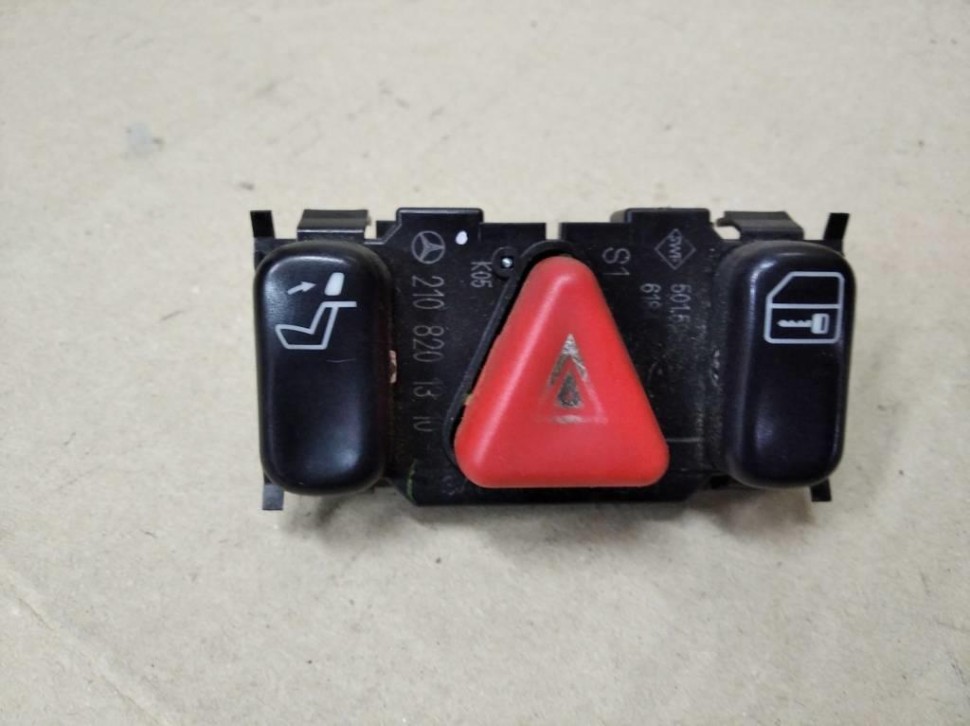 Кнопка аварийной сигнализации MERCEDES-BENZ E-класс W210/S210 (1995 - 1999) фото 1 — Разборка Мерседес