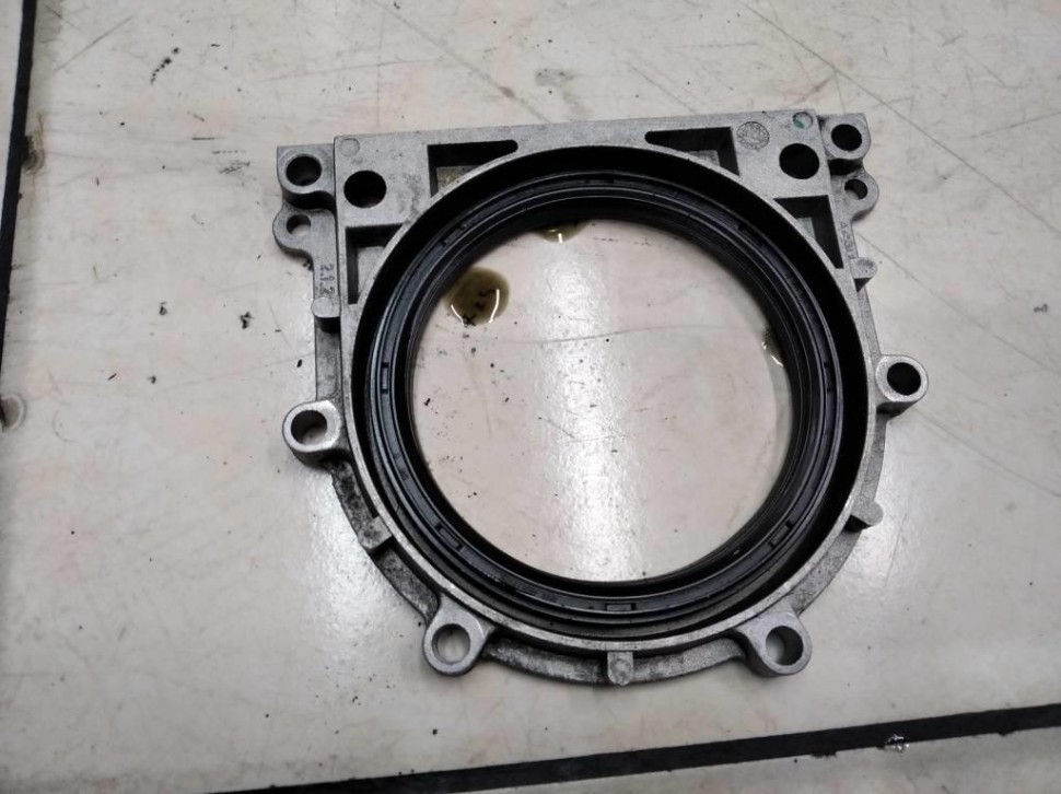 Крышка заднего сальника коленвала MERCEDES-BENZ C-класс W203/S203/CL203 (2000 - 2004) фото 1 — Разборка Мерседес