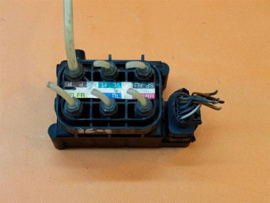 Блок клапанов пневмоподвески MERCEDES-BENZ M-класс W164 (2005 - 2008) — Разборка Мерседес