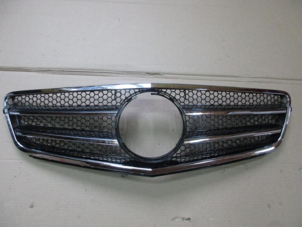 Решетка радиатора MERCEDES-BENZ C-класс W204/S204 (2006 - 2011) фото 1 — Разборка Мерседес
